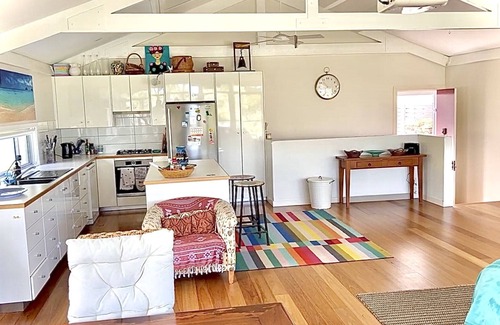 Avalon Beach Casa | Avalon Beach Vibrant Treehouse mins to village+beach. Pet friendly with yard.