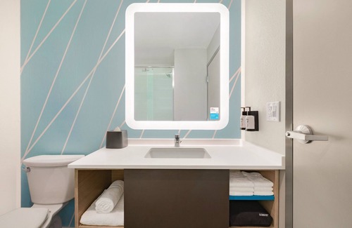 Traverse City Hotel | avid hotel Traverse City by IHG