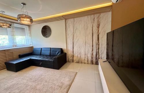 Nyiregyhaza Apartamento | AVIRA Apartman with Free Private Garage