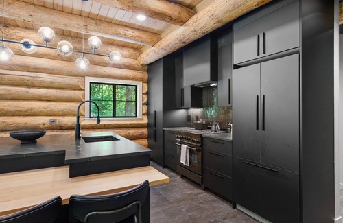 Deming Casa | Avlägsen Chalet: Modern Scandinavian Retreat w/ Hot Tub near Mt. Baker Ski Area