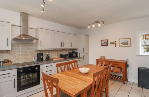 Waren Mill Cabaña | AVOCET COTTAGE, pet friendly, country holiday cottage in Bamburgh