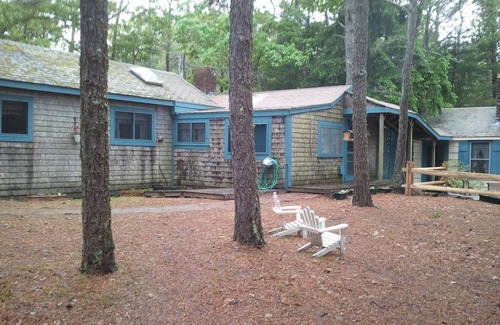 Harwich Cabaña | Privado 3. 5 acres entorno arbolado con playa frente al lago perfecto para grupos grandes