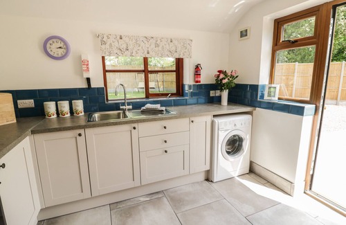 Moreton Cabaña | AVOINE COTTAGE, pet friendly, character holiday cottage in Hartpury