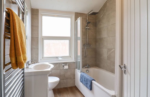 Clacton-on-Sea Cabaña | AVONDALE, pet friendly, country holiday cottage in Clacton-On-Sea