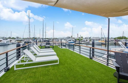 Key West Alquiler De Eote | Awai's Floating Villa - Houseboat in Luxury Village