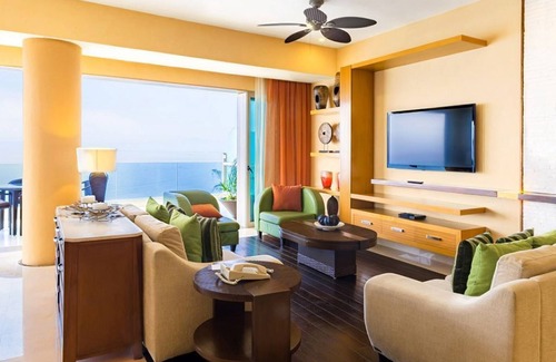 Zona sur Complejo | Award Winning 3-BD PH Panoramic View at Garza Blanca 5-Star Resort: W/Jacuzzi