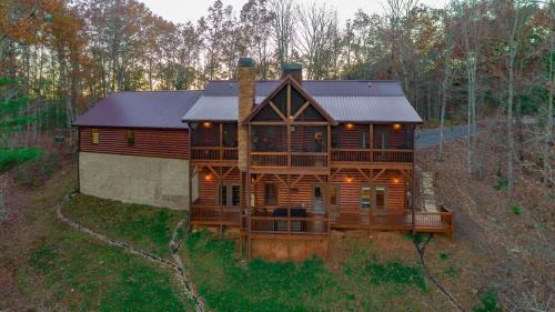 Mineral Bluff Casa | Awe-Inspiring Mountain View - Luxury Cabin with Epic Mountain Views, Hot Tub, Movie Room, Game Room, Library and More