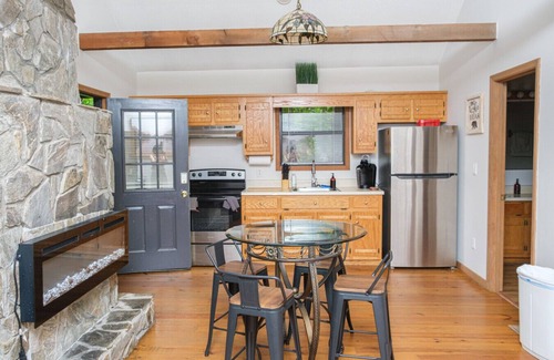 Blairsville Cabina | Awe-Inspiring Views, Fireplace, Patio & King Bed!