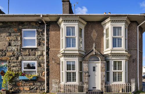 Tremadog Casa | Awelon Holiday Cottage sleeps 10, Hot Tub, Log Burner, North Wales, Porthmadog