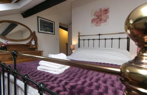 Tremadog Casa | Awelon Holiday Cottage sleeps 10, Hot Tub, Log Burner, North Wales, Porthmadog