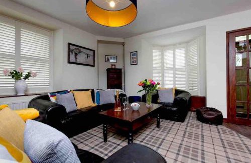 Tremadog Casa | Awelon Holiday Cottage sleeps 10, Hot Tub, Log Burner, North Wales, Porthmadog