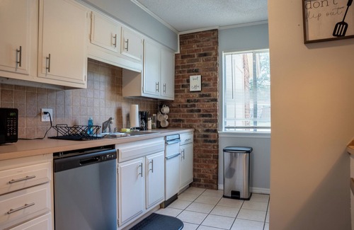 Fort Smith Casa | Awesome 2-bedroom townhome in Fort Smith with AC, WiFi and 2 parking spots.