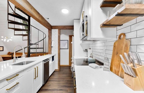 Hendersonville Casa | Awesome A-frame unique hot tub, fire pit game room