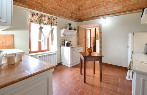 Civitella Benazzone Apartamento | Awesome apartment in Civitella Benazzone with house a panoramic view