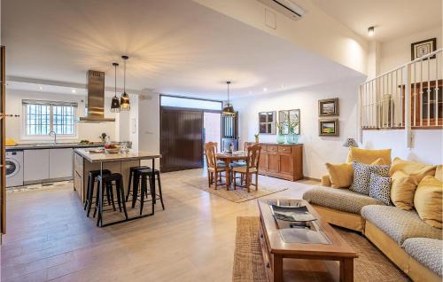 Alcaucín Apartamento | Awesome Apartment In Alcaucín With Wifi