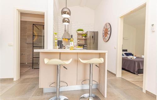 Bilice Apartamento | Awesome Apartment In Bilice With Wifi