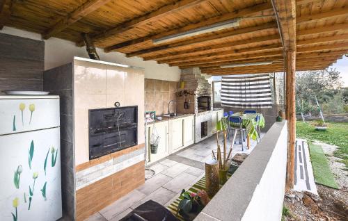 Comiso Apartamento | Awesome Apartment In Comiso With Kitchen