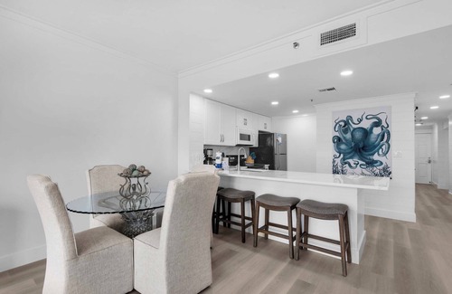 Destin Condominio | ☀️Awesome Beachfront☀️Newly Remodeled-Beachfront Pool-2BR Sterling Sands 111☀️