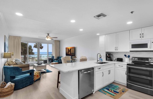 Destin Condominio | ☀️Awesome Beachfront☀️Newly Remodeled-Beachfront Pool-2BR Sterling Sands 111☀️
