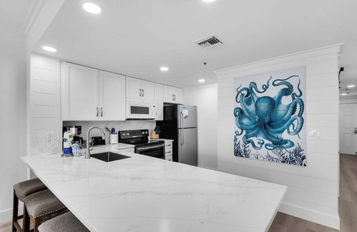 Destin Condominio | ☀️Awesome Beachfront☀️Newly Remodeled-Beachfront Pool-2BR Sterling Sands 111☀️