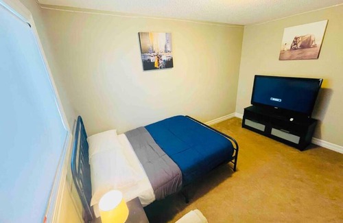 Northwest Edmonton Casa | Awesome Bedroom