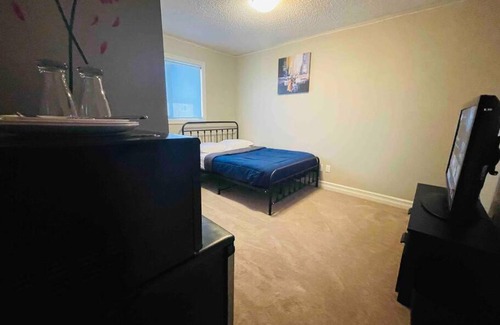 Northwest Edmonton Casa | Awesome Bedroom