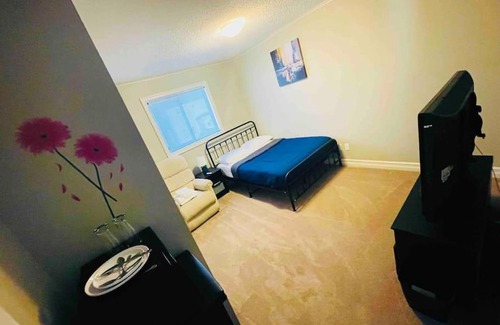 Northwest Edmonton Casa | Awesome Bedroom