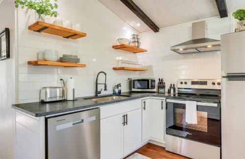 Canyon Lake Casa | Awesome Canyon Lake Home Rooftop Deck and Fire Pit!