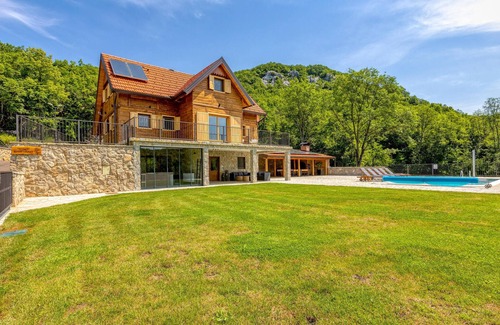 Gospic Casa | Impresionante casa en Barlete con.