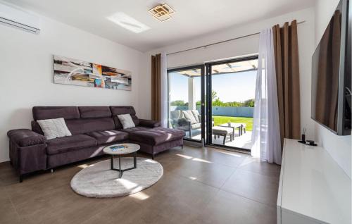 Brisevo Casa | Awesome Home In Brisevo With Jacuzzi