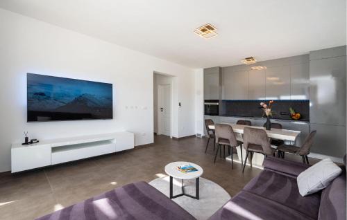 Brisevo Casa | Awesome Home In Brisevo With Jacuzzi