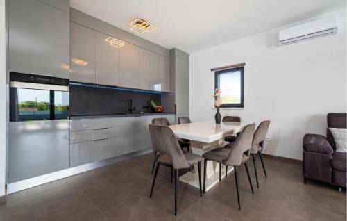 Brisevo Casa | Awesome Home In Brisevo With Jacuzzi