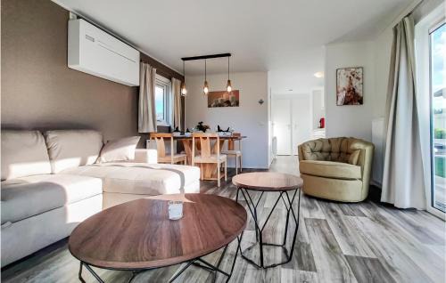 Giethoorn Casa | Awesome Home In Giethoorn With Wifi