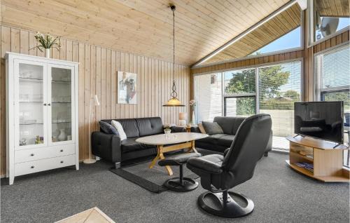Pøt Strandby Casa | Awesome Home In Juelsminde With Kitchen