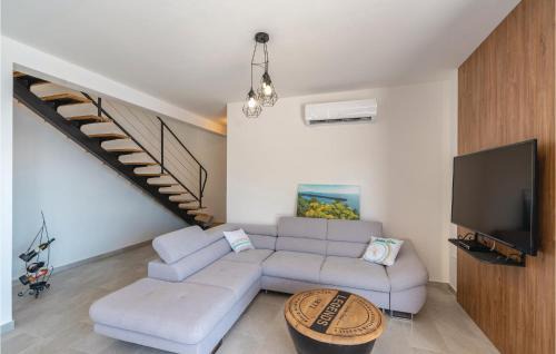 Blato Casa | Awesome Home In Karbuni With Sauna