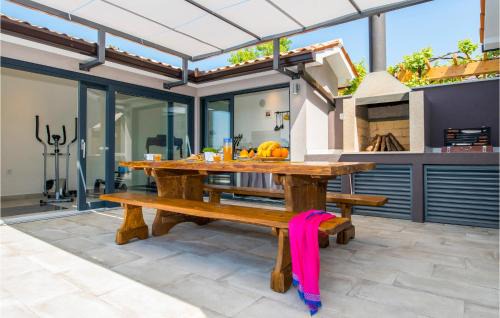 Viskovici Casa | Awesome Home In Koromacno With Sauna