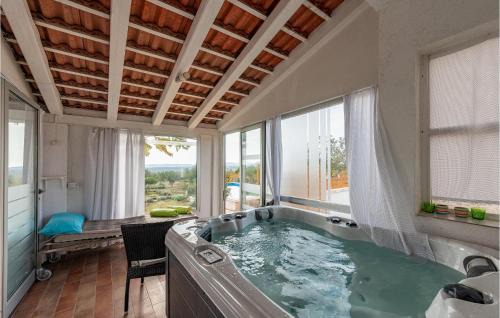 Velim Casa | Awesome Home In Krkovic With Sauna