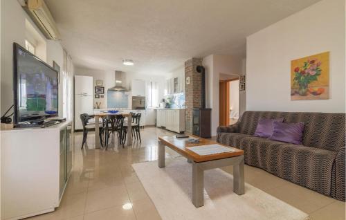 Velim Casa | Awesome Home In Krkovic With Sauna