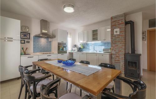 Velim Casa | Awesome Home In Krkovic With Sauna