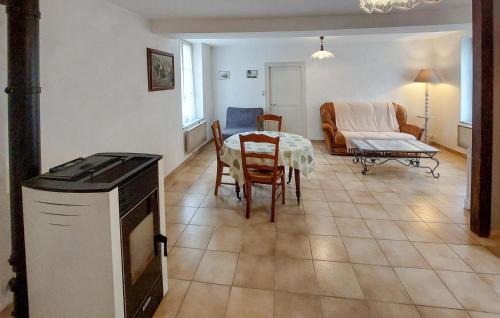 Montliard Casa | Awesome Home In Montliard With Wifi