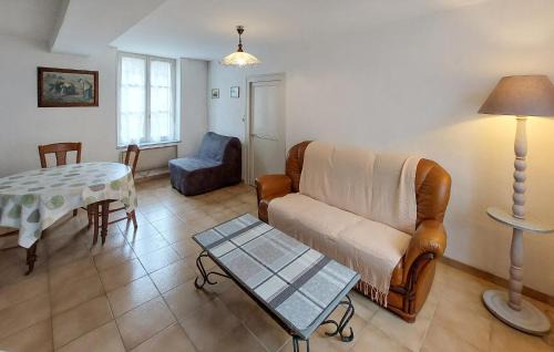 Montliard Casa | Awesome Home In Montliard With Wifi