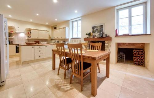 Saint-Simon Casa | Awesome Home In Saint-Simon With Wifi