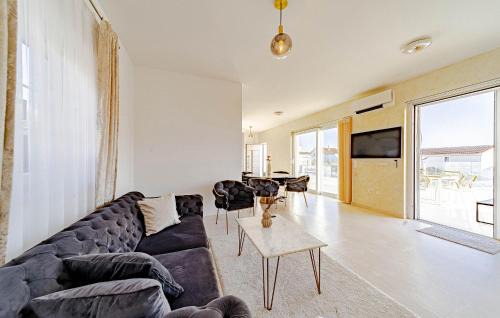 Stankovici Casa | Awesome Home In Stankovic With Wifi