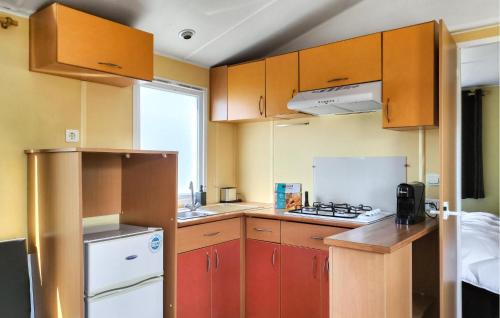 Stavenisse Casa | Awesome Home In Stavenisse With Kitchen