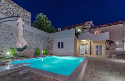 Crno Casa | Stunning home in Zadar with WiFi, Outdoor swimming pool and Sauna