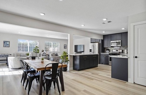 Citrus Heights Casa | Awesome Home * POOL * 3 King Beds * 65" TV * BBQ