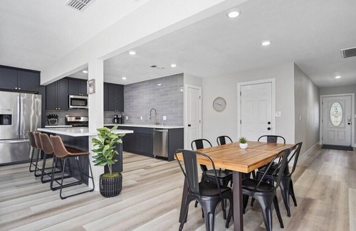 Citrus Heights Casa | Awesome Home * POOL * 3 King Beds * 65" TV * BBQ