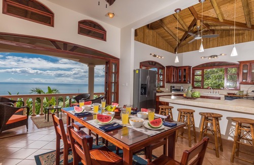 Dominical Casa | Tarifas bajas introductorias, impresionante vista al mar y vida salvaje