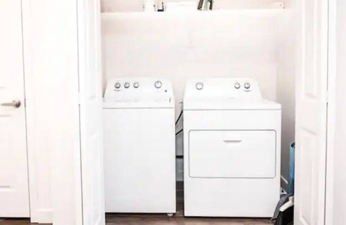 Logan Apartamento | Awesome, Stylish Unit in Logan! All to Yourself!