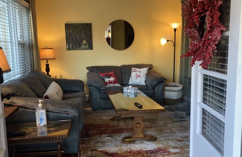 Green Hills Apartamento | Awesomely appointed -15 min to main tourist areas but safe family friendly area